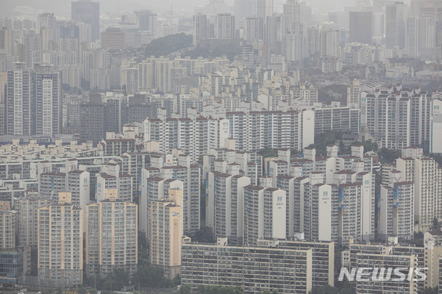 [서울=뉴시스] 서울 영등포구 63스퀘어에서 아파트 단지의 모습이 보이고 있다. (사진=뉴시스 DB). photo@newsis.com