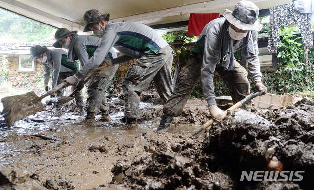 [완주=뉴시스] 김얼 기자 = 35사단 완주대대 장병들은 3일 전북 완주군 운주면의 한 침수 가옥을 방문해 수해복구를 위해 대민지원을 하며 구슬땀을 흘리고 있다. 2020.08.03.pmkeul@newsis.com