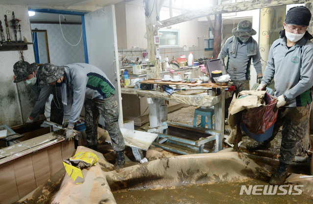 [완주=뉴시스] 김얼 기자 = 35사단 완주대대 장병들이 지난 3일 전북 완주군 운주면의 한 침수 가옥을 방문해 수해복구를 위해 대민지원을 하며 구슬땀을 흘리고 있다. 2020.08.03. pmkeul@newsis.com
