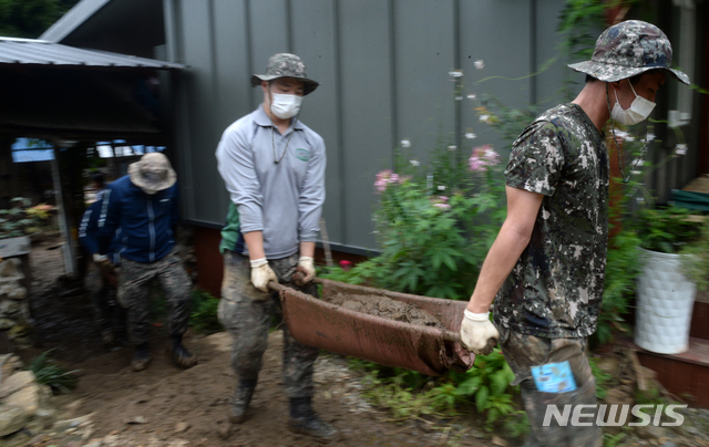 [완주=뉴시스] 김얼 기자 = 35사단 완주대대 장병들은 3일 전북 완주군 운주면의 한 침수 가옥을 방문해 수해복구를 위해 대민지원을 하며 구슬땀을 흘리고 있다. 2020.08.03.pmkeul@newsis.com