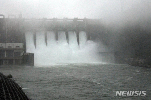 집중호우에 충주댐 방류 1500→2000t 늘려