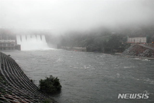[충주=뉴시스]이병찬 기자 = 3일 수문 6개를 모두 연 충주댐이 초당 1500t을 방류하고 있다. 충주댐의 이날 현재 수위는 140.69m로 상류에서 초당 1800t이 유입되고 있다. 2020.08.03.bclee@newsis.com