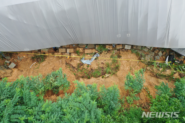 [평택=뉴시스] 김종택기자 = 3일 경기 평택시 청북면 한 공장에서 집중호우로 토사가 덮쳐 3명이 사망하고 1명이 중상을 입었다. 사진은 이날 오후 사고 현장 모습. 2020.08.03. semail3778@naver.com