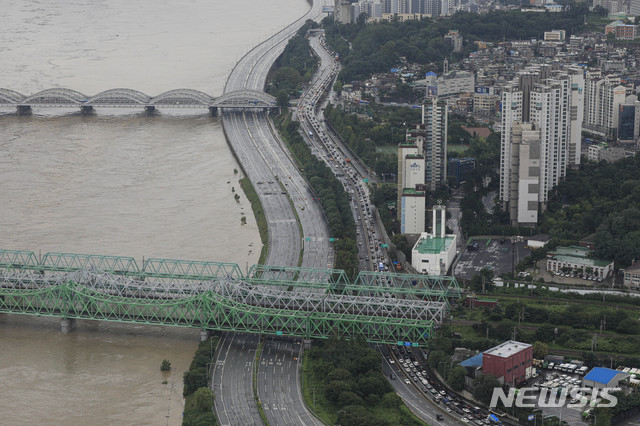 [서울=뉴시스] 박민석 기자 = 서울과 경기 등에 집중호우가 계속되는 3일 오후 팔당댐 방류 영향으로 한강 수위 상승되어 올림픽대로가 전면 통제되어 있다. 2020.08.03. mspark@newsis.com