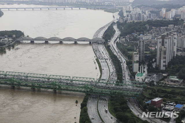 [서울=뉴시스] 박민석 기자 = 서울과 경기 등에 집중 호우가 내리는 3일 오후 서울 영등포구 63스퀘어에서 바라본 올림픽대로가 팔당댐 방류로 한강 수위 상승이 우려돼 교통 통제되고 있다. 2020.08.03.&nbsp; mspark@newsis.com