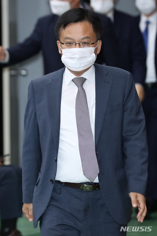 [과천=뉴시스]이윤청 기자 = 조남관 당시 법무부 검찰국장이 지난 3일 경기도 과천시 정부과천청사 후생동 대강당에서 열린 신임 검사 임관식에 참석하고 있다. 2020.08.03. radiohead@newsis.com