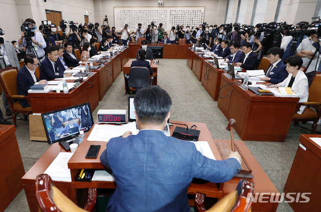 [서울=뉴시스] 최동준 기자 = 윤호중 국회 법제사법위원회 위원장이 3일 서울 여의도 국회에서 열린 법제사법위원회 전체회의 진행을 위해 의사봉을 두드리고 있다. 2020.08.03.&nbsp; photocdj@newsis.com