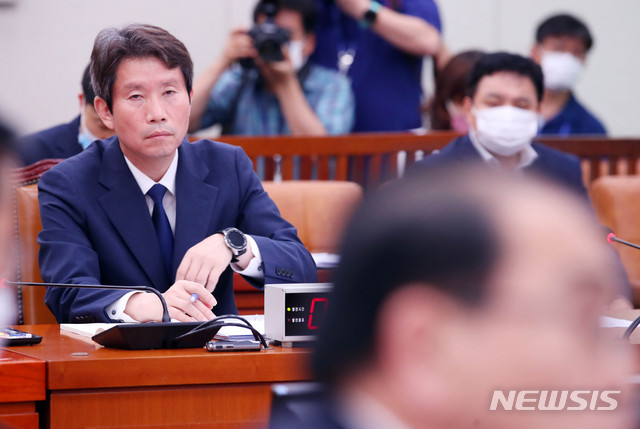 [서울=뉴시스] 장세영 기자 = 이인영 통일부 장관이 3일 서울 여의도 국회에서 열린 외교통일위원회 제4차 전체회의에서 태영호 미래통합당 의원의 '대북전단 금지법' 관련 질의를 듣고 있다. 2020.08.03. photothink@newsis.com