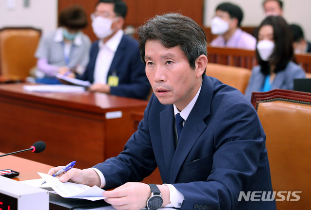 [서울=뉴시스] 장세영 기자 = 이인영 통일부 장관이 3일 서울 여의도 국회에서 열린 외교통일위원회 제4차 전체회의에서 의원 질의 바라보고 있다. 2020.08.03.&nbsp; photothink@newsis.com