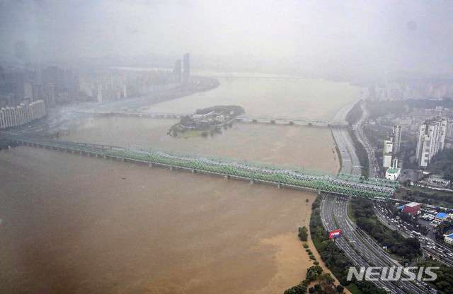 [서울=뉴시스] 박민석 기자 = 서울과 경기 등에 집중호우가 계속되는 지난 3일 오후 팔당댐 방류 영향으로 한강 수위 상승되어 올림픽대로가 전면 통제되어 있다. 2020.08.03. mspark@newsis.com