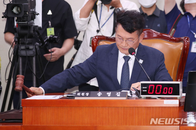 [서울=뉴시스] 김진아 기자 = 송영길 국회 외통위원장이 3일 오후 서울 여의도 국회에서 열린 외교통일위원회 전체회의에서 의사봉을 두드리고 있다. 2020.08.03.&nbsp; bluesoda@newsis.com