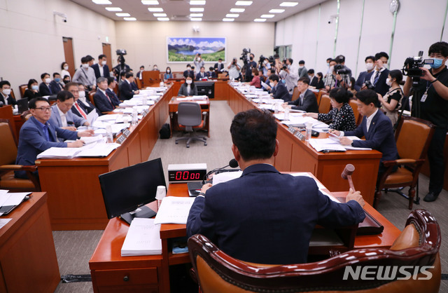 [서울=뉴시스] 김진아 기자 = 송영길 국회 외통위원장이 3일 오후 서울 여의도 국회에서 열린 외교통일위원회 전체회의에서 의사봉을 두드리고 있다. 2020.08.03.&nbsp; bluesoda@newsis.com