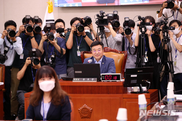 [서울=뉴시스]김선웅 기자 = 윤호중 국회 법사위원장이 3일 오후 서울 여의도 국회에서 열린 법제사법위원회 전체회의를 진행하고 있다. 2020.08.03. mangusta@newsis.com