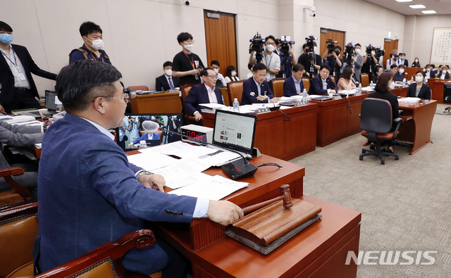 [서울=뉴시스] 최동준 기자 = 윤호중 국회 법제사법위원회 위원장이 3일 서울 여의도 국회에서 열린 법제사법위원회 전체회의 진행을 위해 의사봉을 두드리고 있다. 2020.08.03.&nbsp; photocdj@newsis.com