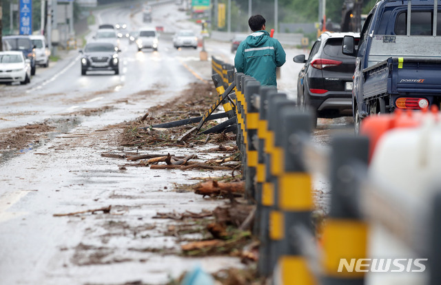 [가평=뉴시스] 박미소 기자 = 장마전선의 영향으로 중부지역에 강한 비가 내린 3일 오후 경기 가평군 청평면 하천리의 도로에 산사태로 인해 토사로 뒤덮여 있다. 2020.08.03.&nbsp; misocamera@newsis.com