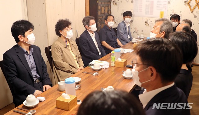 [서울=뉴시스]이인영 통일부 장관이 3일 사회문화분야 정책고객과 면담을 하고 있다. 이번 면담은 사회문화 분야 남북 교류협력과 관련하여 민간단체들로부터 현장의 의견을 청취하고 정책 방안을 모색하기 위해 이루어졌다. (사진=통일부 제공) 2020.08.03.&nbsp; photo@newsis.com 