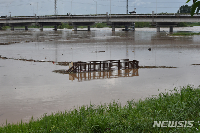 [평택=뉴시스] 김종택기자 = 3일 오후 홍수주의보가 발령된 경기 평택시 안성천 군문교 인근 공원이 집중호우로 흙탕물에 잠겨 있다. 2020.08.03. semail3778@naver.com