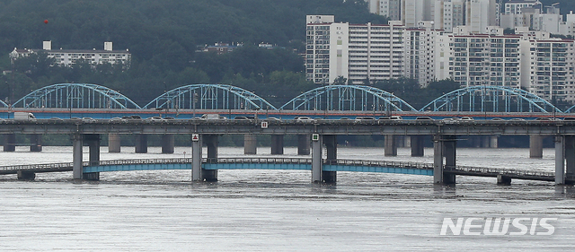 [서울=뉴시스]이윤청 기자 = 지난 3일 오후 서울 한남대교에서 바라본 잠수교가 폭우로 인한 한강 수위 상승으로 출입이 전면 통제되고 있다. 2020.08.03. radiohead@newsis.com