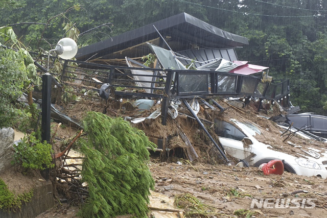 [서울=뉴시스]최진석 기자 = 중부지역 집중호우로 피해가 이어지고 있는 3일 경기 가평 산유리 한 펜션 건물이 산사태로 무너져 있다. 소방과 경찰은 굴삭기 등을 동원해 매몰자 구조작업을 계속하고 있다. (사진=경기도소방재난본부 제공) 2020.08.03. photo@newsis.com