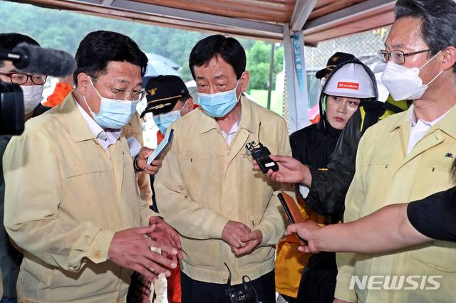 [서울=뉴시스]최진석 기자 = 진영 행정안전부 장관이 3일 오후 집중호우로 피해를 입은 경기도 이천시 율면 산양리 현장을 찾아 응급복구 현황을 점검하고 향후 대처 사항을 논의하고 있다.&nbsp; (사진=행정안전부 제공) 2020.08.03. photo@newsis.com