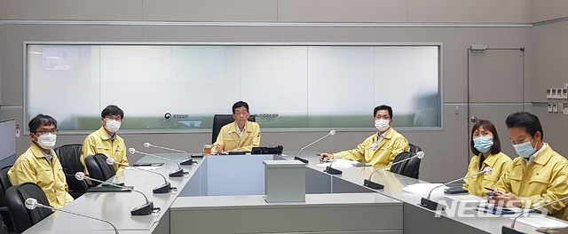 [서울=뉴시스]최진석 기자 = 진영 행정안전부 장관이 3일 오후 세종로 정부서울청사 중앙재난안전상황실 서울상황센터에서 집중호우로 서울,경기,충청 등에서 피해가 발생하고, 앞으로 집중호우가 지속될 것으로 판단됨에 따라 긴급 점검회의 개최하고 있다. (사진=행정안전부 제공) 2020.08.03.&nbsp; photo@newsis.com 