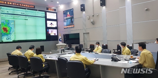 [서울=뉴시스]최진석 기자 = 진영 행정안전부 장관이 3일 오후 세종로 정부서울청사 중앙재난안전상황실 서울상황센터에서 집중호우로 서울,경기,충청 등에서 피해가 발생하고, 앞으로 집중호우가 지속될 것으로 판단됨에 따라 긴급 점검회의 개최하고 있다. (사진=행정안전부 제공) 2020.08.03. photo@newsis.com