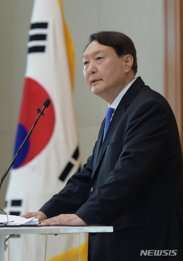 [서울=뉴시스] 조수정 기자 =윤석열 검찰총장이 3일 오후 서울 서초동 대검찰청에서 열린 신임 검사 신고식에서 발언하고 있다. 이날 윤 총장은 "법은 누구에게나 공평하게 적용되고 집행돼야 한다. 특히 부정부패와 권력형 비리는 국민 모두가 잠재적 이해 당사자와 피해자라는 점을 명심하고 어떤 경우에도 외면하지 않고 당당히 맞서 국민으로부터 위임받은 법 집행 권한을 엄정히 행사해야 한다"고 발언했다. (사진=대검찰청 제공) 2020.08.03. photo@newsis.com