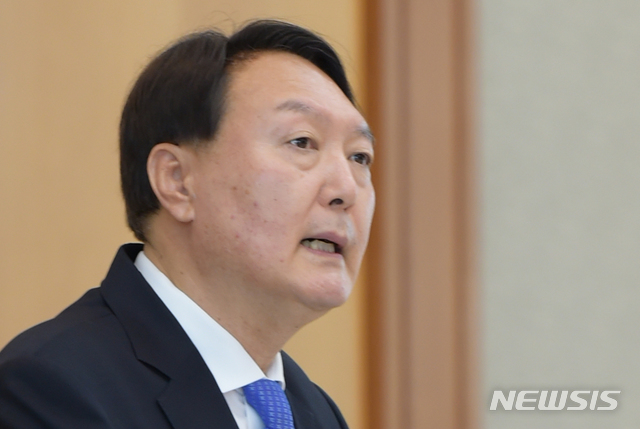 [서울=뉴시스] 조수정 기자 =윤석열 검찰총장이 3일 오후 서울 서초동 대검찰청에서 열린 신임 검사 신고식에서 발언하고 있다. 이날 윤 총장은 "법은 누구에게나 공평하게 적용되고 집행돼야 한다. 특히 부정부패와 권력형 비리는 국민 모두가 잠재적 이해 당사자와 피해자라는 점을 명심하고 어떤 경우에도 외면하지 않고 당당히 맞서 국민으로부터 위임받은 법 집행 권한을 엄정히 행사해야 한다"고 발언했다. (사진=대검찰청 제공) 2020.08.03.&nbsp; photo@newsis.com 