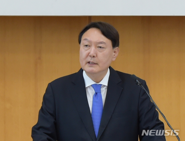 [서울=뉴시스] 조수정 기자 =윤석열 검찰총장이 3일 오후 서울 서초동 대검찰청에서 열린 신임 검사 신고식에서 발언하고 있다. 이날 윤 총장은 "법은 누구에게나 공평하게 적용되고 집행돼야 한다. 특히 부정부패와 권력형 비리는 국민 모두가 잠재적 이해 당사자와 피해자라는 점을 명심하고 어떤 경우에도 외면하지 않고 당당히 맞서 국민으로부터 위임받은 법 집행 권한을 엄정히 행사해야 한다"고 발언했다. (사진=대검찰청 제공) 2020.08.03.&nbsp; photo@newsis.com 