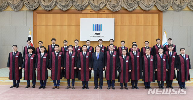 [서울=뉴시스] 조수정 기자 =윤석열 검찰총장이 지난 3일 오후 서울 서초동 대검찰청에서 열린 신임 검사 신고식에서 신임 검사들과 기념촬영 하고 있다. (사진=대검찰청 제공) 2020.08.03. photo@newsis.com