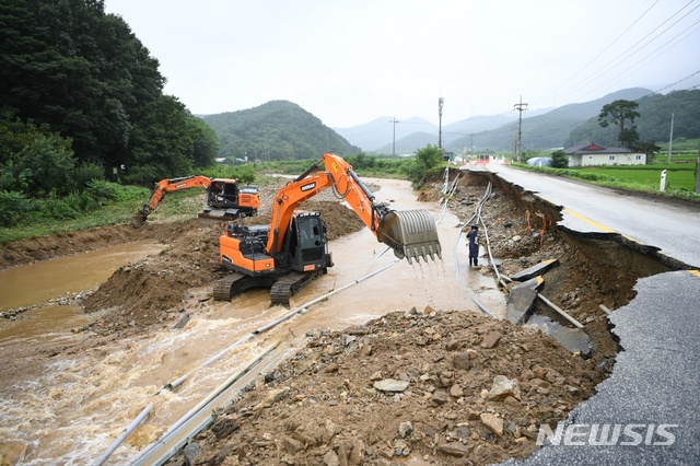 [예산=뉴시스]충남 예산군에 217mm의 기록적인 폭우가 쏟아져 피해가 속출하고 있는 가운데 군이 4일 중장비를 동원 유실된 지방도 복구에 나서고 있다. (사진=예산군 제공) 2020.08.04 photo@newsis.com