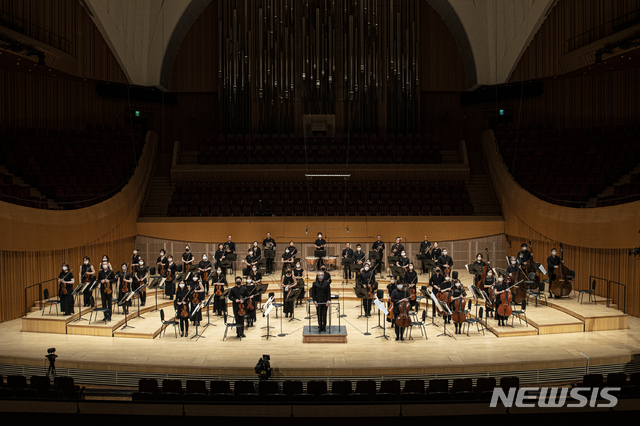 [서울=뉴시스]서울시립교향악단의 6월5일 연주 모습(사진=서울시립교향악단 제공)2020.08.04 photo@newsis.com