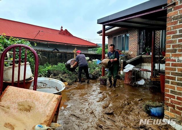 [천안=뉴시스]이종익 기자 = 3일 최고 200㎜ 이상의 집중호우로 침수피해를 입은 충남 천안시 동남구 목천면 소사리 일원에서 마을주민들이 4일 오전 침수피해 주택에서 토사제거와 침수가옥 정리를 도와주고 있다. 2020.08.04. 007news@newsis.com
