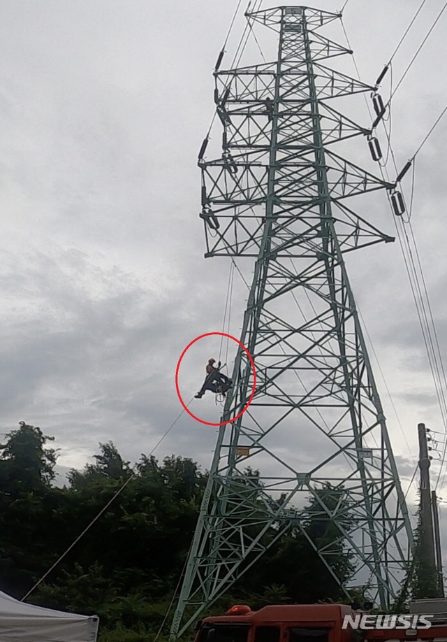  [안동=뉴시스] 김진호 기자 = 안동소방서 119구조대가 40여m 높이의 고압 송전탑에서 작업 중 감전사고로 의식을 잃은 A씨를 구조하고 있다. (사진=안동소방서 제공) 2020.08.04 photo@newsis.com&nbsp; 
