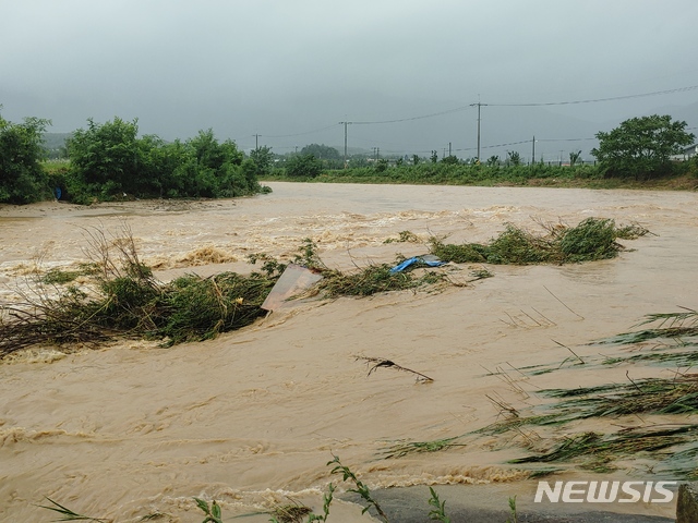 [양구=뉴시스]장경일 인턴기자 = 호우경보가 4일 발효된 강원 양구군 해안면 후리의 한 하천이 호우로 물이 불어나 있다. 2020.08.04.jgi1988@newsis.com