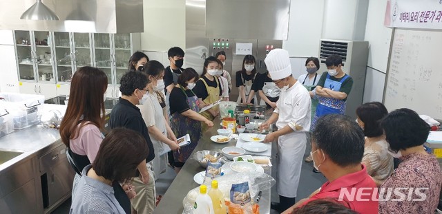 [인천=뉴시스] 정일형 기자= 한 전문대학교 부설 평생교육원에서 학생들이 요리 전문가 과정을 수강하고 있다. (사진=뉴시스 DB) 이 사진은 기사 내용과 직접적인 관련 없음