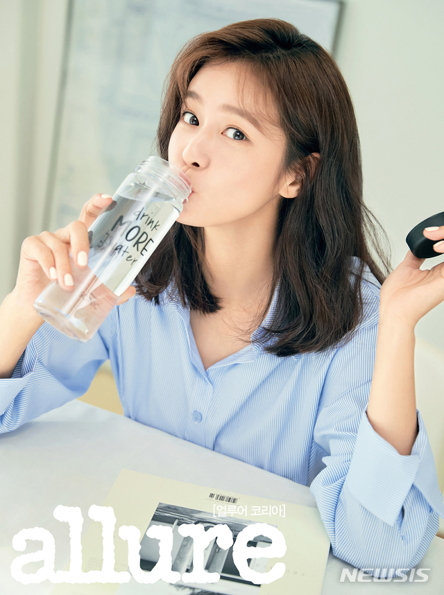 [서울=뉴시스] 배우 경수진이 라이프스타일 매거진 '얼루어 코리아'와 함께한 ‘심플 라이프, 클린 뷰티’ 캠페인 화보를 공개했다. (사진='싸이닉X얼루어' 화보) photo@newsis.com