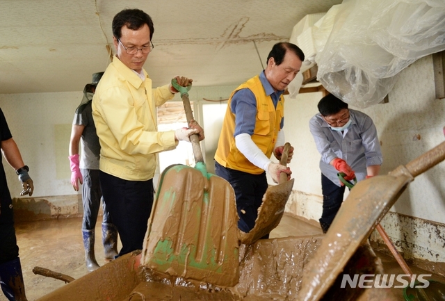 [음성=뉴시스]강신욱 기자 = 조병옥 충북 음성군수가 4일 집중호우로 침수된 삼성면 한 주택에서 복구 지원 봉사를 하고 있다. (사진=음성군 제공) 2020.08.04. photo@newsis.com 