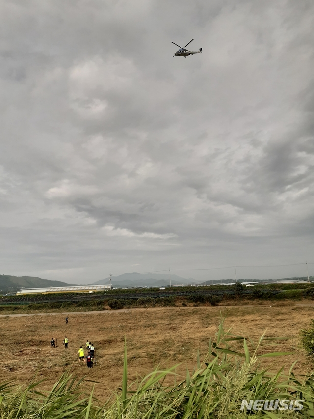 [진천=뉴시스] 강신욱 기자 = A씨의 시신을 수색한 충북경찰 헬기. 3일 오후 7시54분께 충북 진천군 문백면 봉죽리 봉죽교에서 1t 화물차를 운전하다가 급류에 휩쓸려 실종된 A(62)씨가 4일 오후 3시58분께 숨진 채 발견됐다. (사진=독자 제공) 2020.08.04. photo@newsis.com