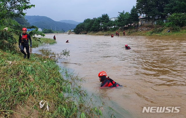[진천=뉴시스] 강신욱 기자 = 3일 오후 7시54분께 충북 진천군 문백면 봉죽리 봉죽교에서 1t 화물차를 운전하다 급류에 휩쓸려 실종된 A(62)씨가 4일 오후 3시58분께 숨진 채 발견됐다. 진천소방서 119구조대가 실종자를 수색하고 있다. (사진=진천소방서 제공) 2020.08.04. photo@newsis.com