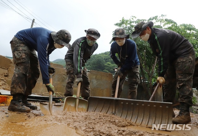 육군 제66보병사단은 집중호우로 큰 피해를 본 경기 가평 일대에서 대민지원 작전을 펼쳤다.