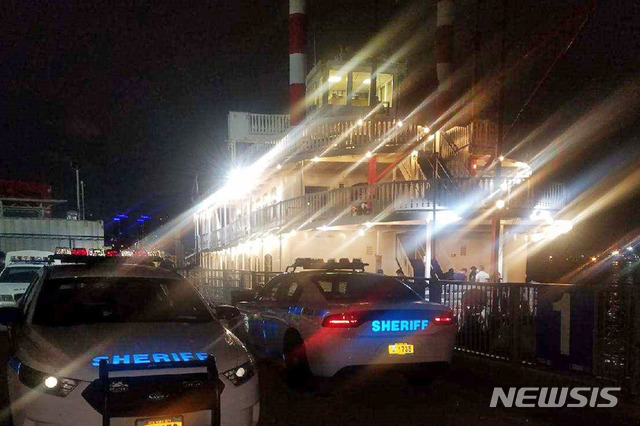 [맨해튼=AP/뉴시스]지난 1일 뉴욕 맨해튼 인근 항구에 파티 유람선 리버티벨호가 정박해 있다. 뉴욕 시 당국은 승객 170여명을 태우고 파티를 열어 주의 집회 금지 명령을 어겼다며 해당 선박 소유주들을 체포했다. 2020.08.04.