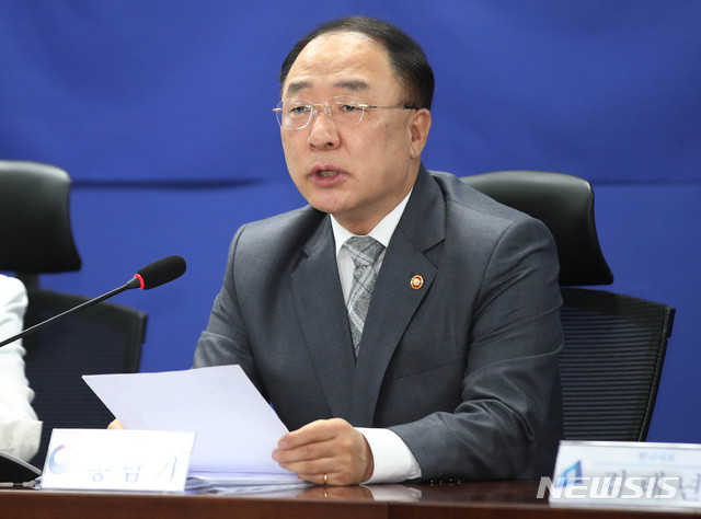 [서울=뉴시스]김선웅 기자 = 홍남기 경제부총리가 4일 오전 서울 여의도 국회에서 열린 더불어민주당 부동산 시장 안정화를 위한 주택공급 확대 방안 당정협의에서 현안관련 발언을 하고 있다. 2020.08.04. mangusta@newsis.com
