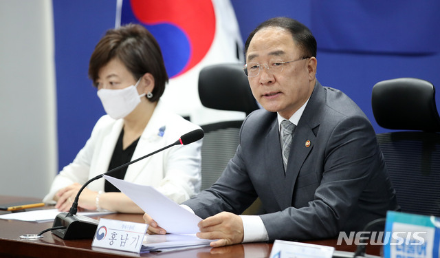 [서울=뉴시스]김선웅 기자 = 홍남기 경제부총리가 4일 오전 서울 여의도 국회에서 열린 더불어민주당 부동산 시장 안정화를 위한 주택공급 확대 방안 당정협의에서 발언하고 있다. 2020.08.04. mangusta@newsis.com