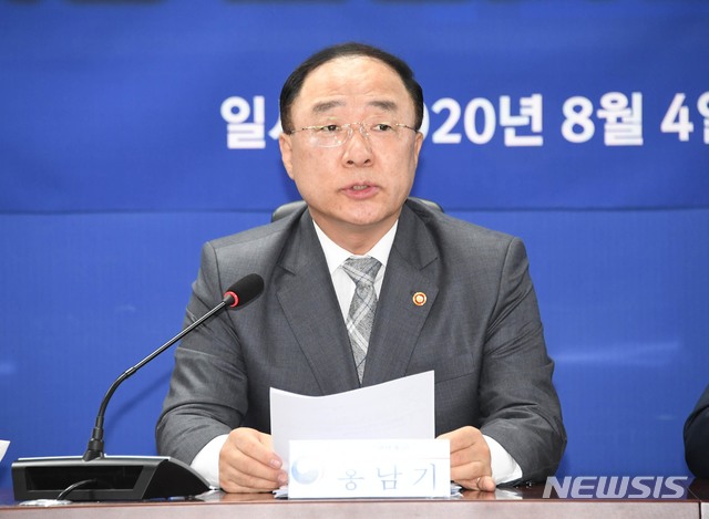 [서울=뉴시스]홍남기 부총리 겸 기획재정부 장관이 4일 오전 서울 여의도 국회에서 열린 '부동산시장 안정화를 위한 주택 공급 확대 방안' 관련 더불어민주당과의 당정협의에 참석, 발언하고 있다. (사진=기획재정부 제공) 2020.08.04. photo@newsis.com