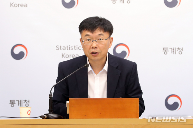 [세종=뉴시스]강종민 기자 = 안형준 통계청 경제동향통계심의관이 4일 오전 정부세종청사에서 2020년 7월 소비자물가를 발표하고 있다. 지난달 소비자물가지수는 전년동월대비 0.3% 상승한 것으로 나타났다. 2020.08.04. ppkjm@newsis.com