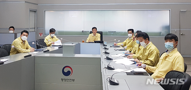 [서울=뉴시스]진영 행정안전부 장관이 4일 오전 서울 종로구 정부서울청사 중앙재난안전상황실 서울상황센터에서 집중호우 피해 현황 및 대처상황 점검회의를 주재하고 있다. (사진=행정안전부 제공) 2020.08.04. photo@newsis.com