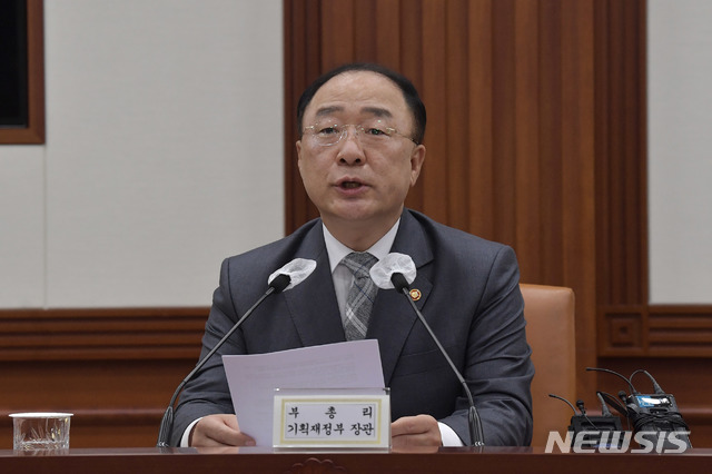 [서울=뉴시스]김명원 기자 = 홍남기 경제부총리 겸 기획재정부 장관이 4일 오전 서울 종로구 정부서울청사에서 열린 주택공급확대 TF 회의에 참석해 발언하고 있다. 2020.08.04.&nbsp; photo@newsis.com