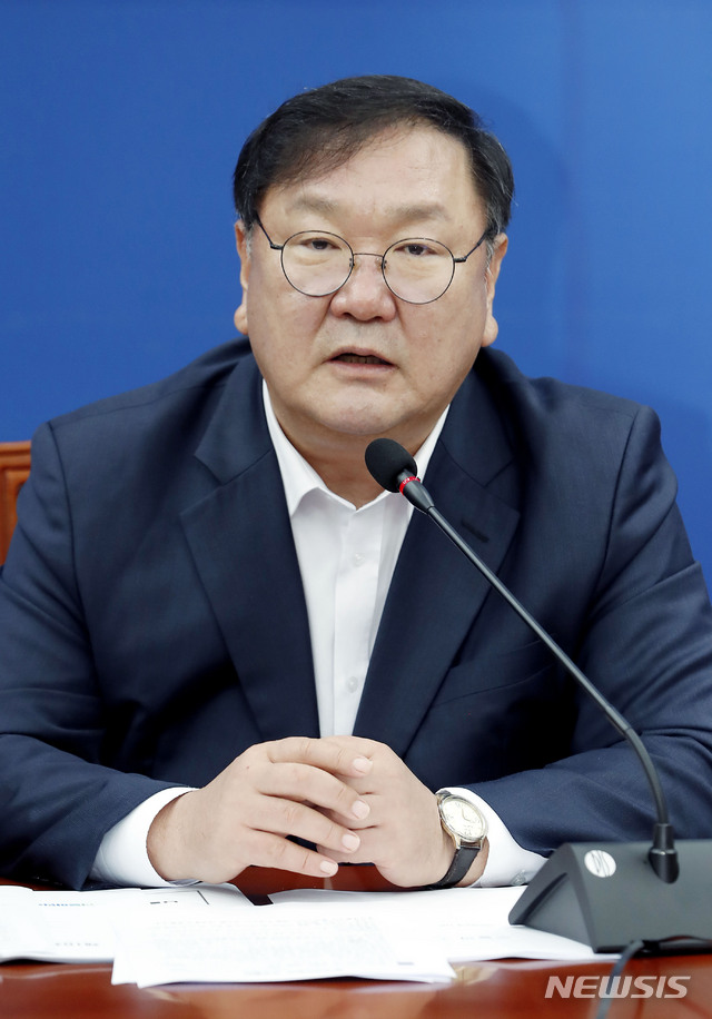 [서울=뉴시스] 최동준 기자 = 김태년 더불어민주당 원내대표가 4일 서울 여의도 국회에서 열린 원내대책회의에서 발언하고 있다. 2020.08.04. photocdj@newsis.com