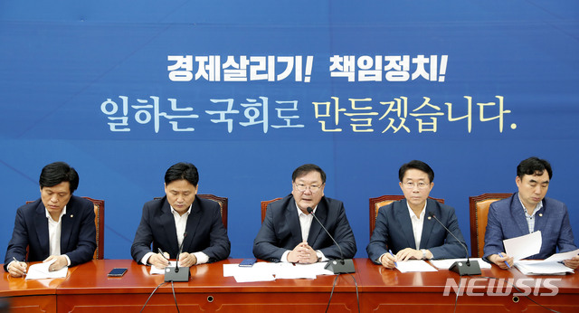 [서울=뉴시스] 최동준 기자 = 김태년 더불어민주당 원내대표가 4일 서울 여의도 국회에서 열린 원내대책회의에서 발언하고 있다. 2020.08.04. photocdj@newsis.com